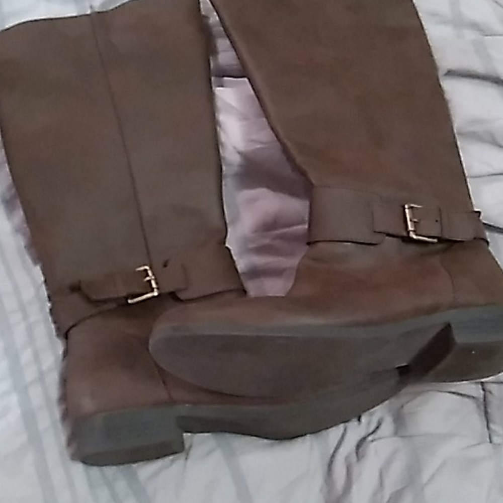Unknown random of boots size 5.